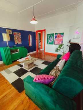HARBOUR VIEW FUNKY AND ECLECTIC TWO BEDROOM HOME